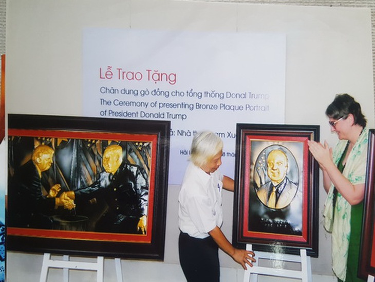 Tác giả Phạm Xuân Trường trong lễ trao tác phẩm tranh gò đồng của ông tặng Tổng thống Mỹ Donald Trump.
