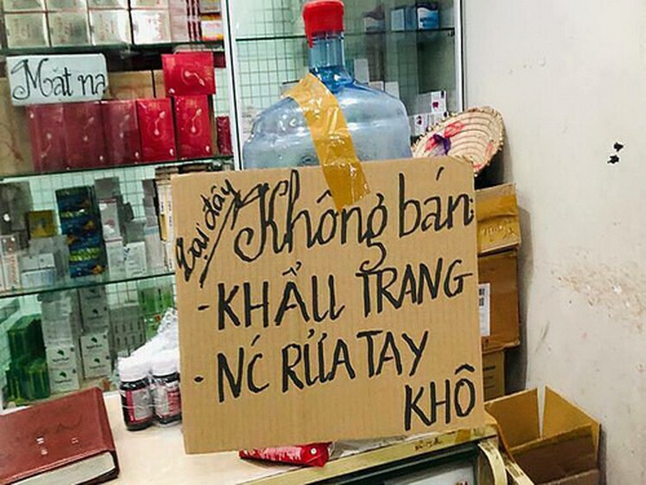 Hình ảnh một cửa hàng treo tấm cát tông không bán khẩu trang.