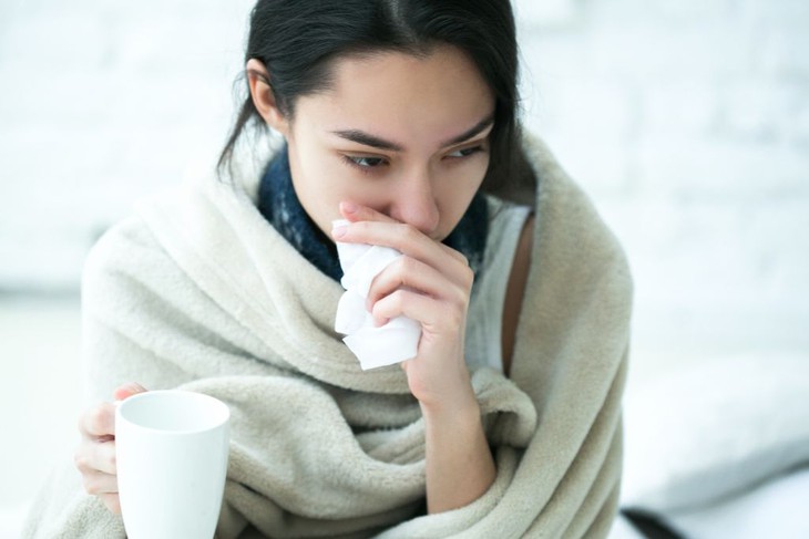Thời tiết mưa lạnh khiến nhiều người dễ mắc cảm lạnh.