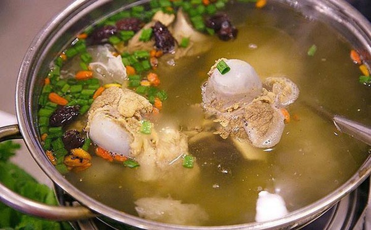 Trẻ ăn nước hầm xương, không ăn cái - nên hay không?