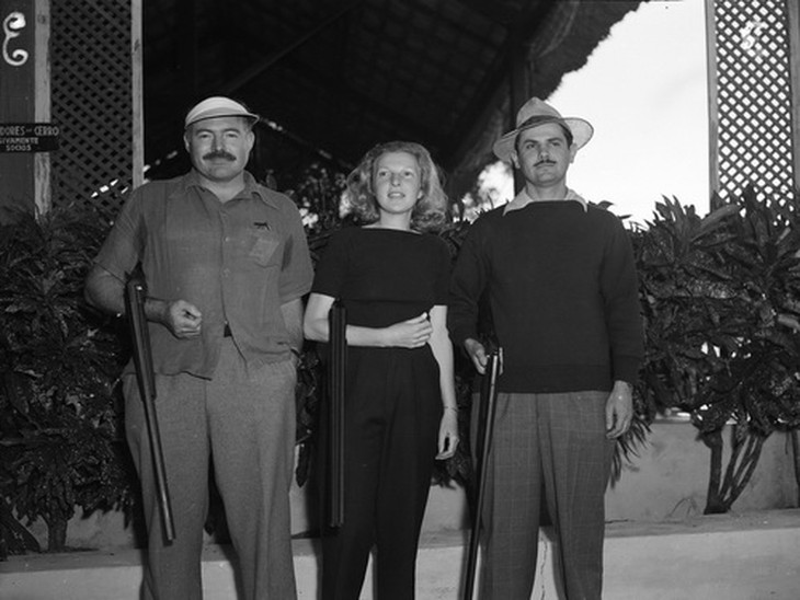 Martha bên cạnh Hemingway (bên trái) trước cuộc đi săn ở Cuba, 1940.
