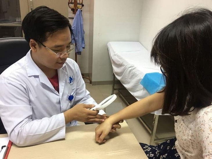 Lang ben là bệnh da liễu có thể lây nhiễm thông qua tiếp xúc thông thường.