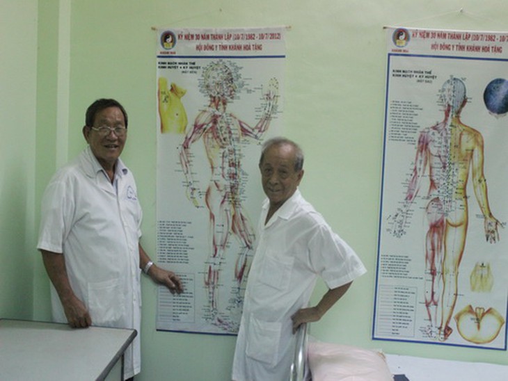 BS. Đồng và lương y Nguyễn Trung Kiên bên phác đồ điều trị Đông y để điều trị miễn phí cho người nghèo, cựu chiến binh khó khăn.