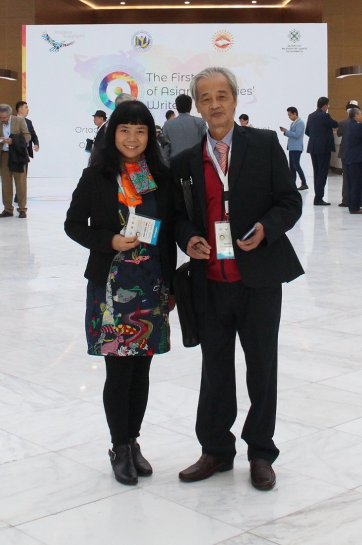 Nhà văn Xuân Đức và tác giả tại Diễn đàn các nhà văn châu Á lần thứ Nhất 2019 tại Kazakhstan.