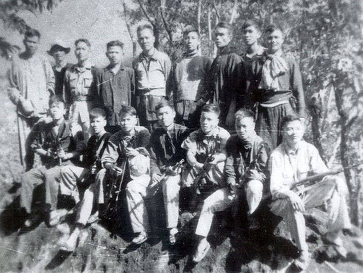 Luật sư Nguyễn Hữu Thọ (hàng đứng, thứ 5 từ trái sang) ở Phú Yên năm 1961   (Ảnh tư liệu, chụp lại ở Bảo tàng Phú Yên).