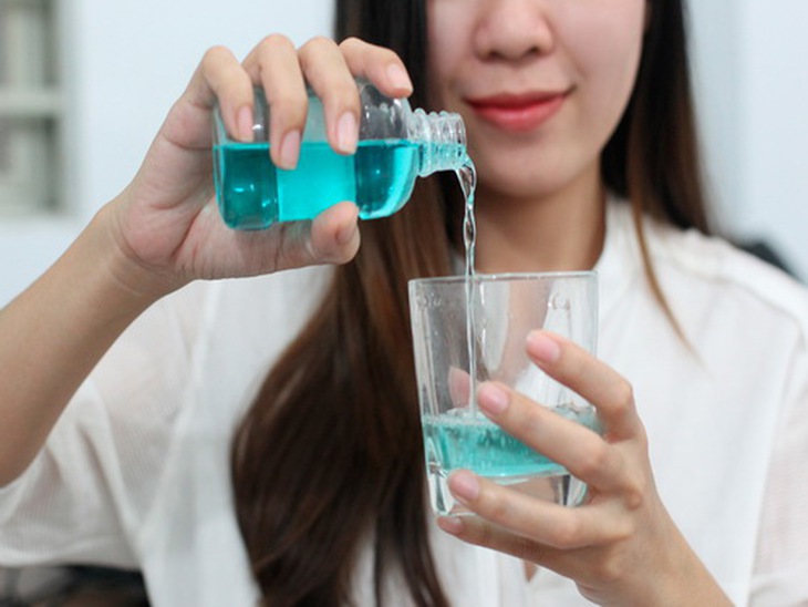 Cần biết cách sử dụng thuốc súc họng đúng để bảo vệ đường hô hấp.
