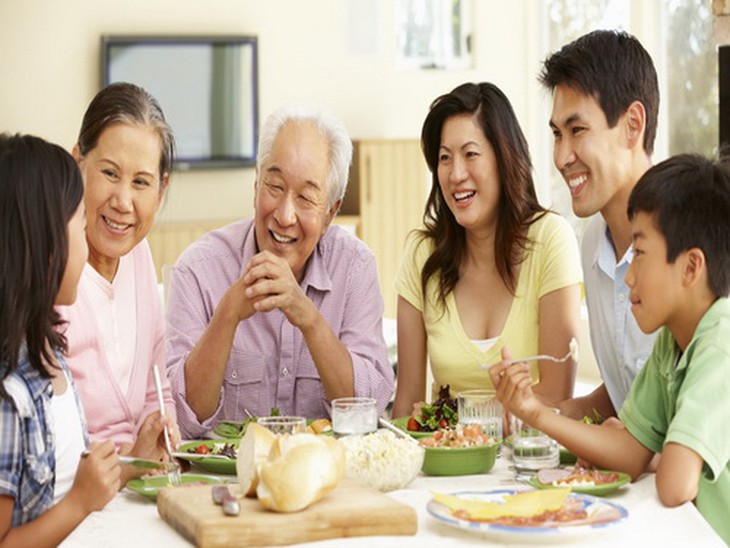 Trò chuyện với người thân là một cách để giải tỏa tâm lý căng thẳng vì dịch bệnh.