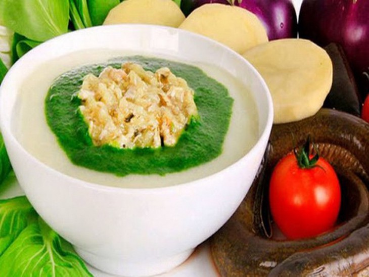 Tăng cường cho trẻ ăn rau xanh và trái cây để phòng tránh táo bón.