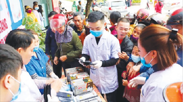 Người dân cần dành khẩu trang cho y bác sĩ tuyến đầu phòng dịch.