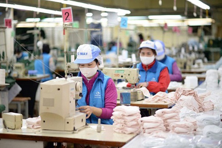 Để giảm thiểu sự tác động của dịch COVID-19, một số DN chuyển sang may khẩu trang kháng khuẩn cung cấp ra thị trường.