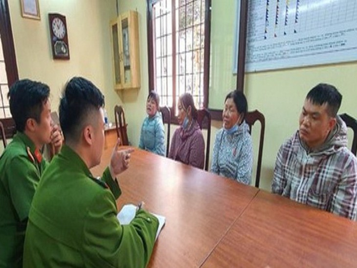 Công an TP. Đà Lạt lấy lời khai các đối tượng.