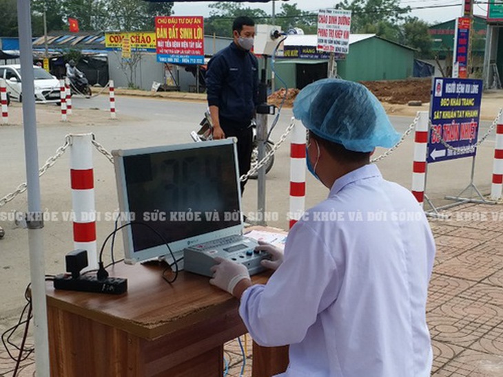 Máy đo thân nhiệt mới này đảm bảo tránh việc tiếp xúc gần.
