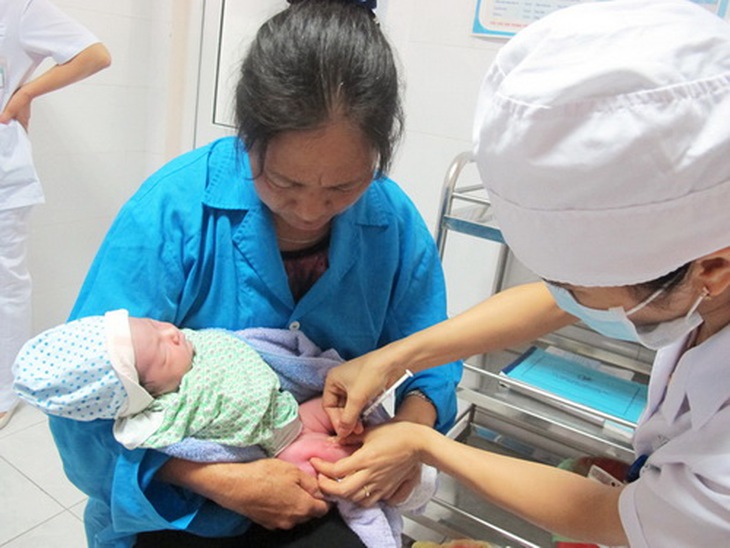 Tiêm phòng vắc-xin viêm gan B cho trẻ sơ sinh là biện pháp phòng bệnh tốt nhất.