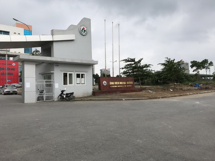 Cổng Bệnh viện Nhi Hải Dương trước và sau khi chính quyền địa phương ra tay xử lý.