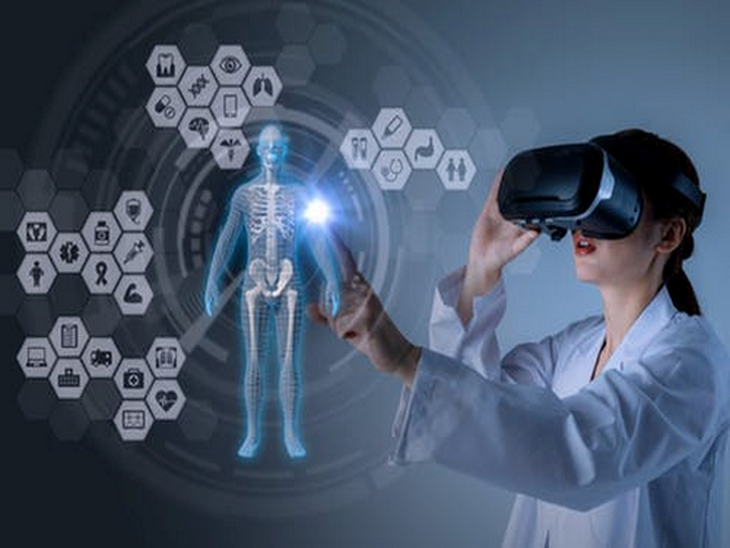 VR được mô phỏng bằng máy tính thông qua kính nhìn đa chiều.