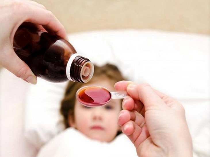 Không nên cho trẻ uống canxi và vitamin C trong cùng thời gian.