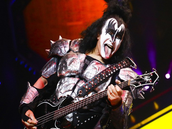 Gene Simmons - sao nhạc rock giàu nhất thế giới gây nhiều tranh cãi.