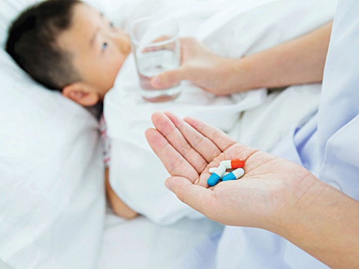 Cho trẻ uống thuốc hạ sốt phải đúng liều.
