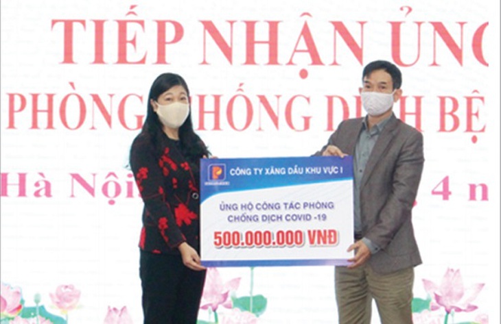 Ông Lưu Tiến Dũng - PGĐ Petrolimex Hà Nội trao 500 triệu đồng cho MTTQ thành phố Hà Nội.