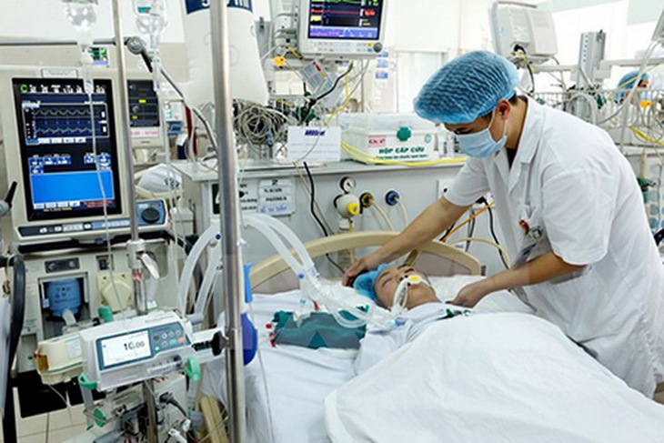 Các bác sĩ chăm sóc bệnh nhân nặng.