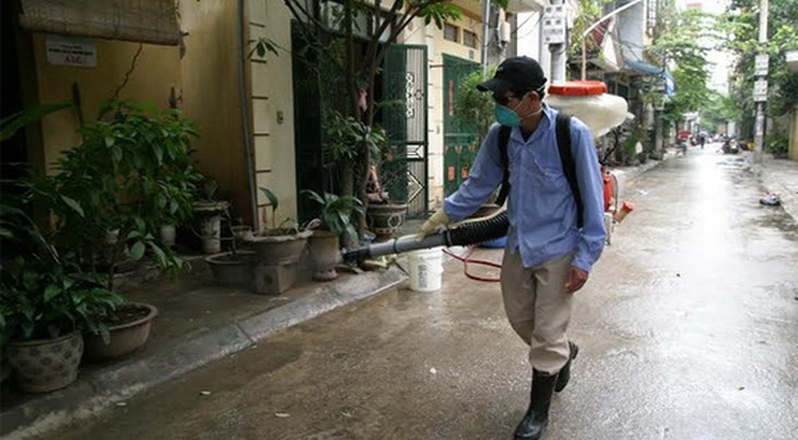 Phun hóa chất phòng chống sốt xuất huyết tại khu dân cư. Ảnh: TM