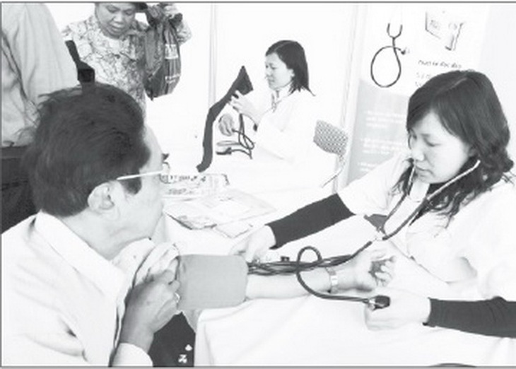 Người bệnh nên đo huyết áp thường xuyên để được điều chỉnh thuốc kịp thời. Ảnh: TM