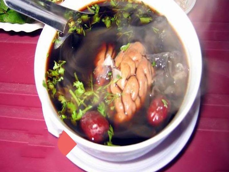 Canh óc lợn nấu táo tàu rất tốt cho học sinh mùa thi.
