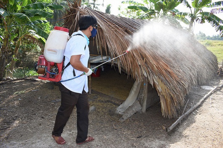 Phun thuốc khử trùng tại các hộ gia đình, phòng chống bệnh viêm não Nhật Bản B.