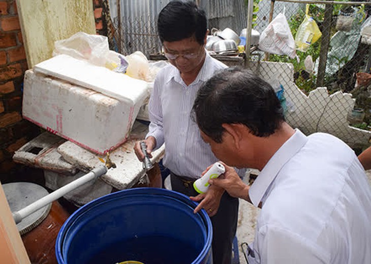 BSCKI. Huỳnh Văn Nhanh – Phó giám đốc Sở Y tế kiểm tra công tác phòng chống SXH tại huyện Cờ Đỏ.