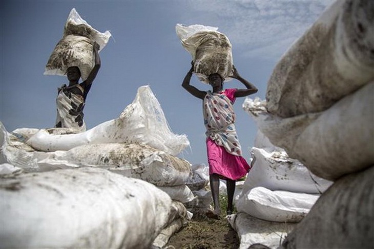Người dân nhận lương thực cứu trợ tại Jonglei, Nam Sudan.