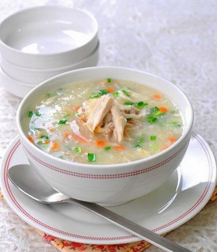 Nên cho trẻ ăn cháo, súp, thức ăn lỏng.