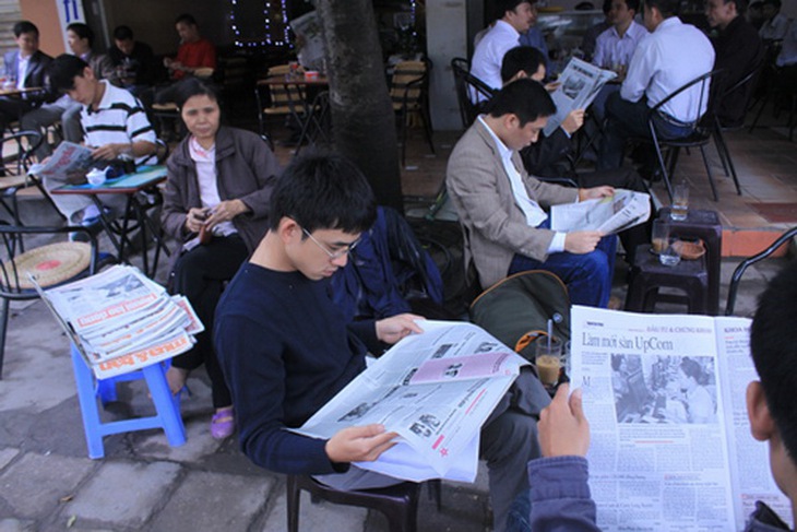 Bạn đọc báo giấy.