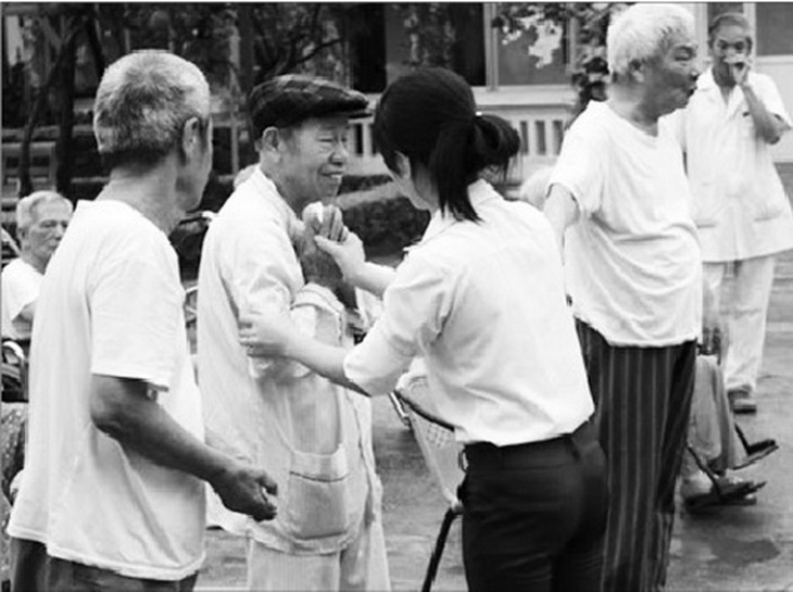 Hướng dẫn người cao tuổi cách chăm sóc, bảo vệ sức khỏe.