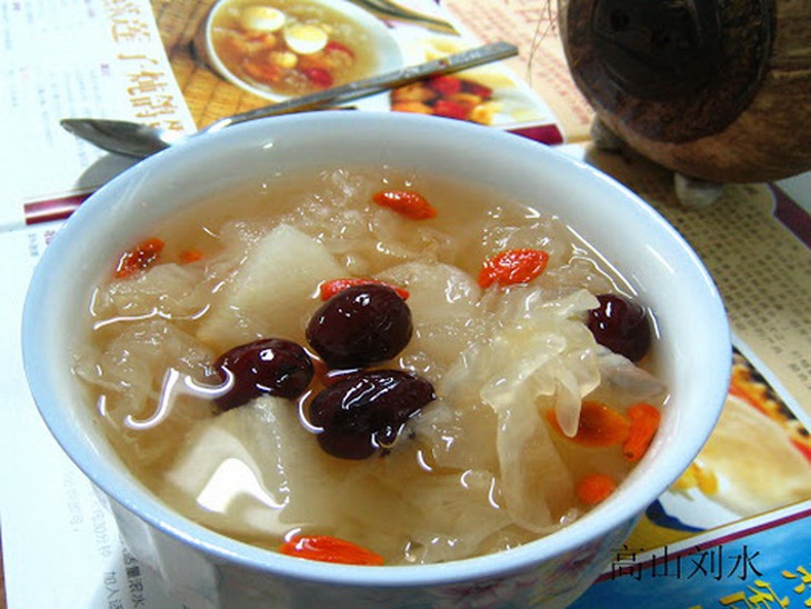 Ngân nhĩ nấu kỷ tử long nhãn đường phèn tốt cho người suy nhược cơ thể, sốt cao mất nước, mất ngủ, suy nhược thần kinh, viêm khí phế quản...