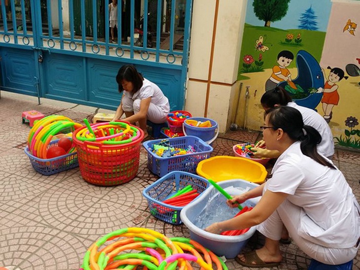 Thường xuyên vệ sinh đồ chơi cho bé là một trong những biện pháp phòng bệnh bạch hầu hiệu quả.
