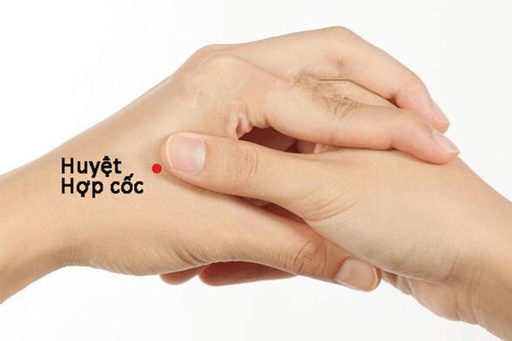 Xoa bóp bấm huyệt Hợp cốc trị tê tay.