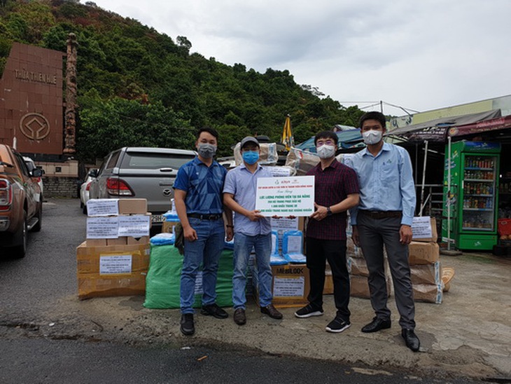 Ông Hà Ngọc Sơn (thứ 2 từ phải sang) trao tặng trang thiết bị bảo hộ y tế cho đại diện các phóng viên báo chí Đà Nẵng.
