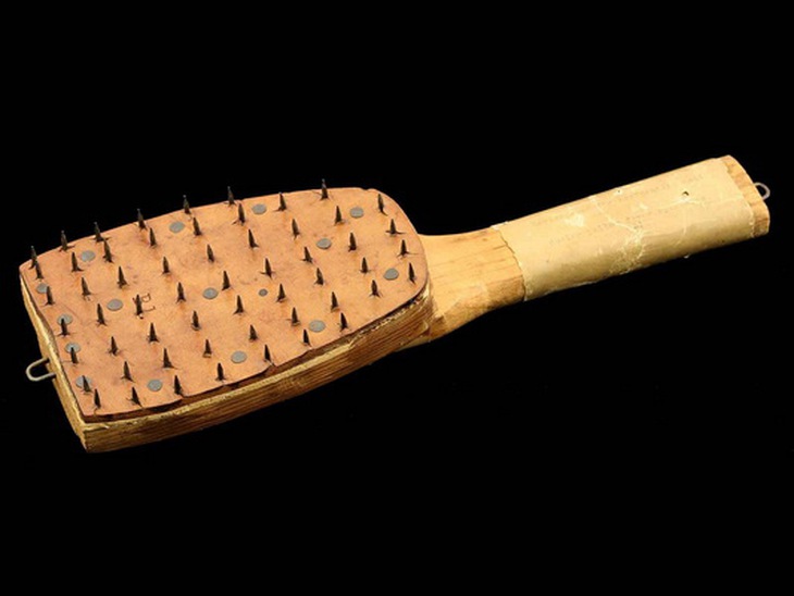 Mái chèo bằng gỗ có đóng đinh được dùng ở tiểu bang Alabama vào năm 1899 nhằm đục bì thư để hun khói vệ sinh ngừa bệnh sốt vàng.