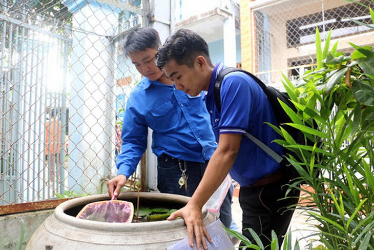 Tích cực diệt lăng quăng, bọ gậy phòng sốt xuất huyết.
