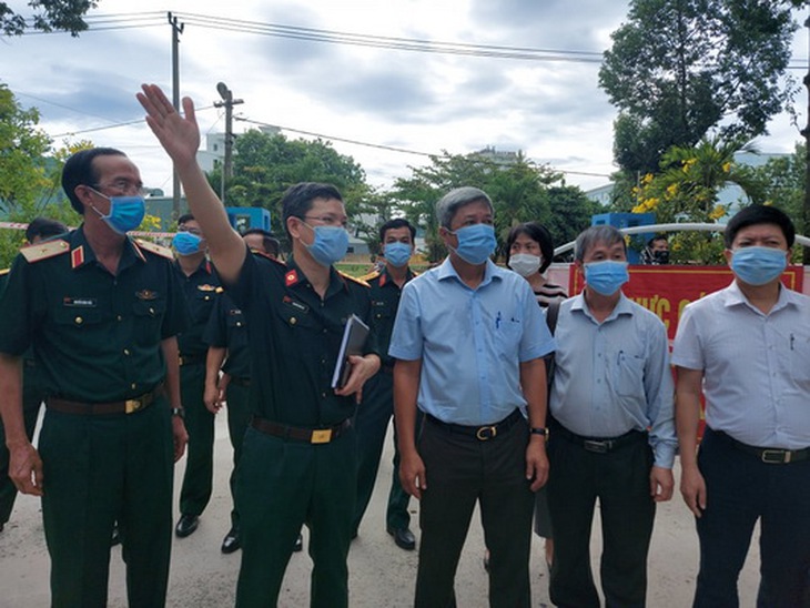 Thứ trưởng Bộ Y tế Nguyễn Trường Sơn (đứng giữa) trong buổi làm việc với lực lượng Quân y.