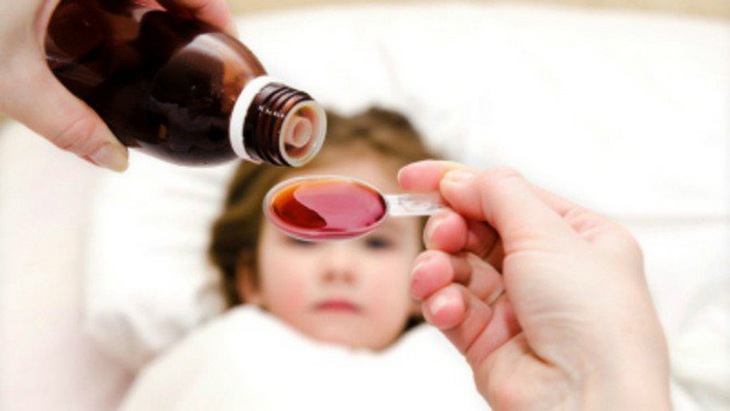 Dùng thuốc hạ sốt cho trẻ phải theo chỉ định của bác sĩ chuyên khoa.