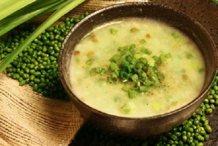 Cháo đậu xanh rất tốt cho người bị xơ vữa mạch vành, say nắng say nóng, sốt nóng khát nước, mụn nhọt.