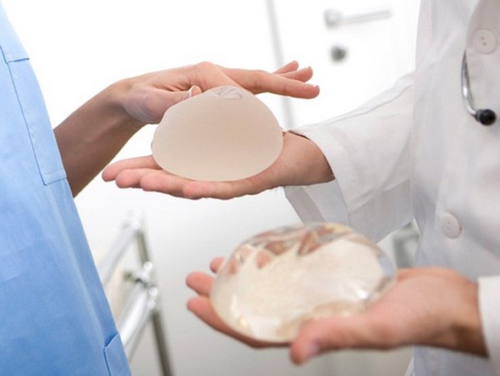 Tư vấn cho khách hàng về túi độn ngực.