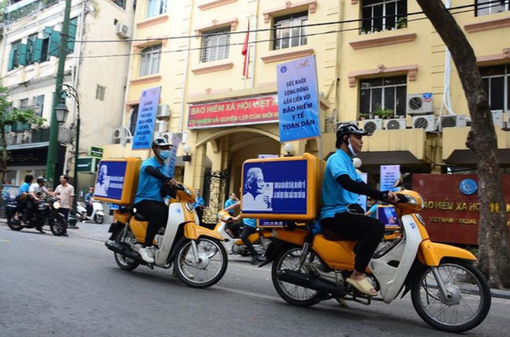 Tuyên truyền lưu động về chính sách BHXH, BHYT, BHTN.