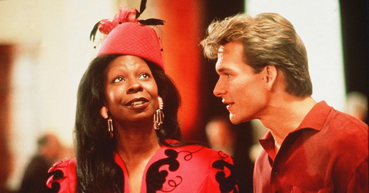 Whoopi Goldberg (bên trái), phim Ghost (1990).