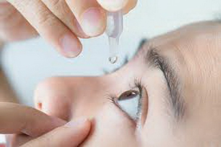 Khi bị cộm mắt, có thể nhỏ các thuốc có tác dụng bôi trơn hay làm ẩm mắt.