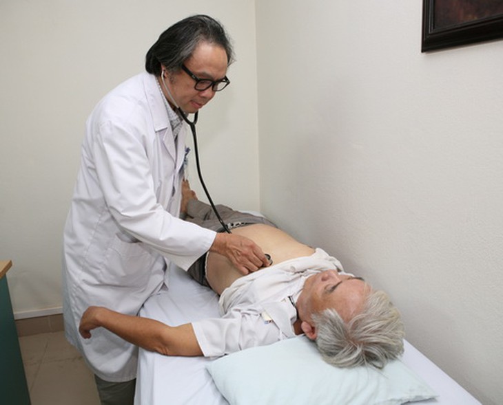 Người cao tuổi sức khỏe kém, mắc các bệnh mạn tính cần đi khám sức khỏe định kỳ để phòng các bệnh nhiễm khuẩn lúc giao mùa. Ảnh: Trần Minh