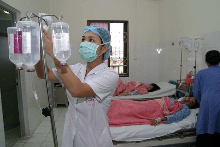 Khi bị sốt, chỉ được truyền dịch khi có chỉ định của bác sĩ và được thực hiện tại cơ sở y tế. Ảnh: Trần Minh