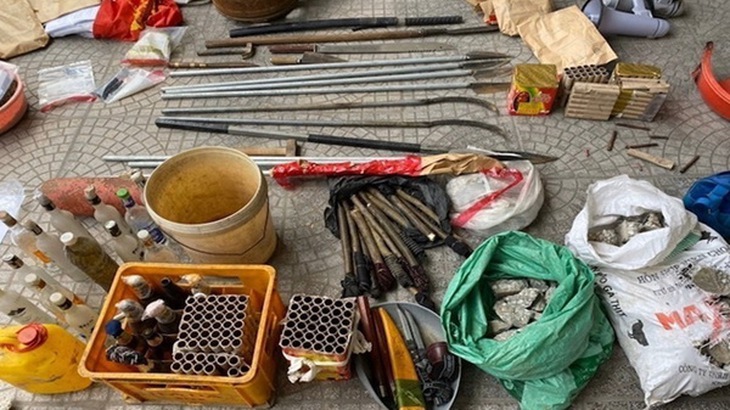 Hung khí cơ quan công an thu giữ trong vụ án.