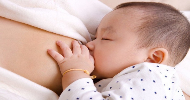 Cho trẻ bú mẹ, cung cấp đủ lượng sữa và nước cho trẻ giúp trẻ nâng cao đề kháng phòng tránh bệnh tật.